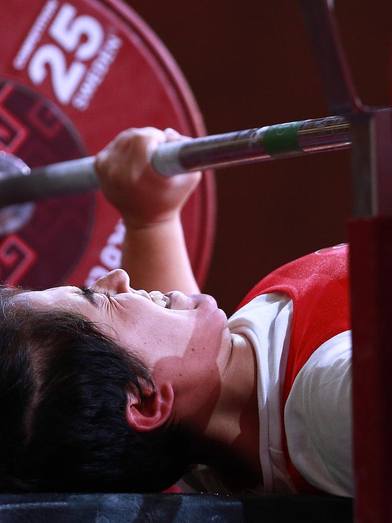 Turkish powerlifter Besra Duman lifting the bar