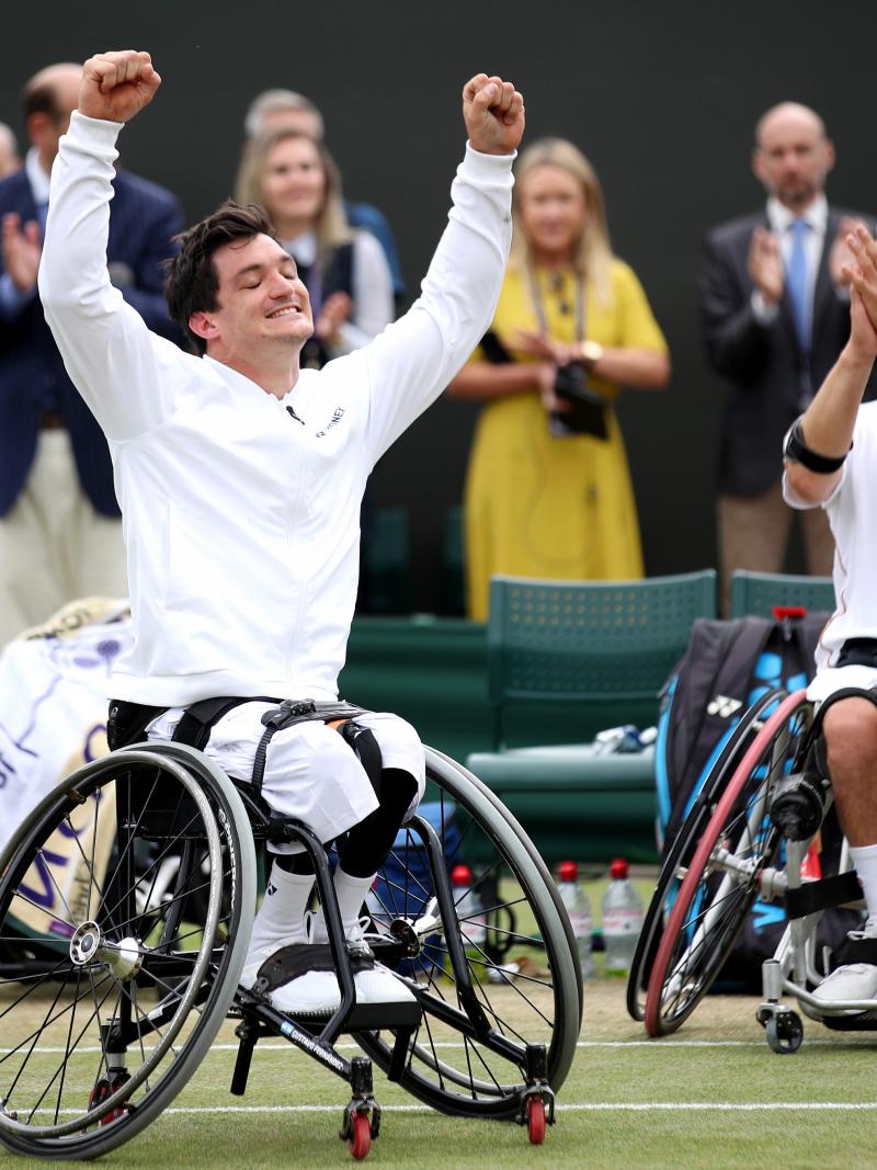 Gustavo Fernandez celebrates with his hands up while Shingo Kunieda claps in the background