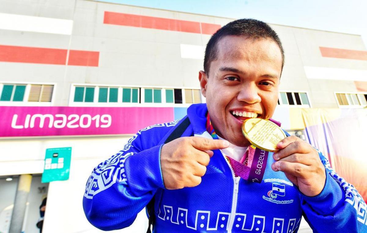 Salvadoran powerlifter Herbert Aceituno holds his gold medal at Lima 2019
