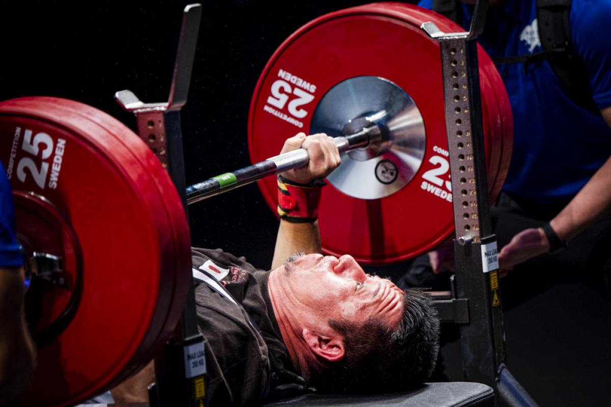 A male powerlifter preparing to lift the bar
