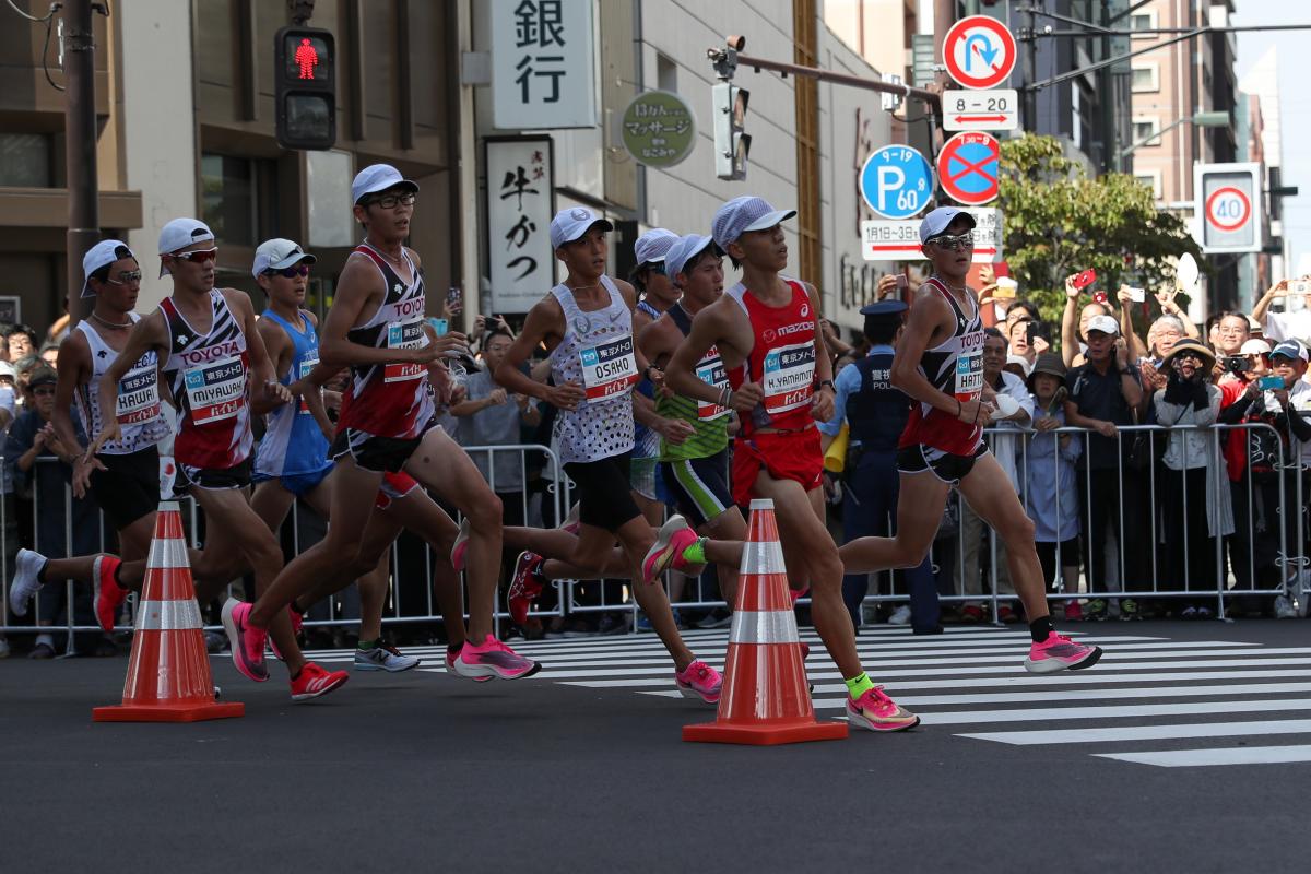 Runners in action at a marathon in Tokio