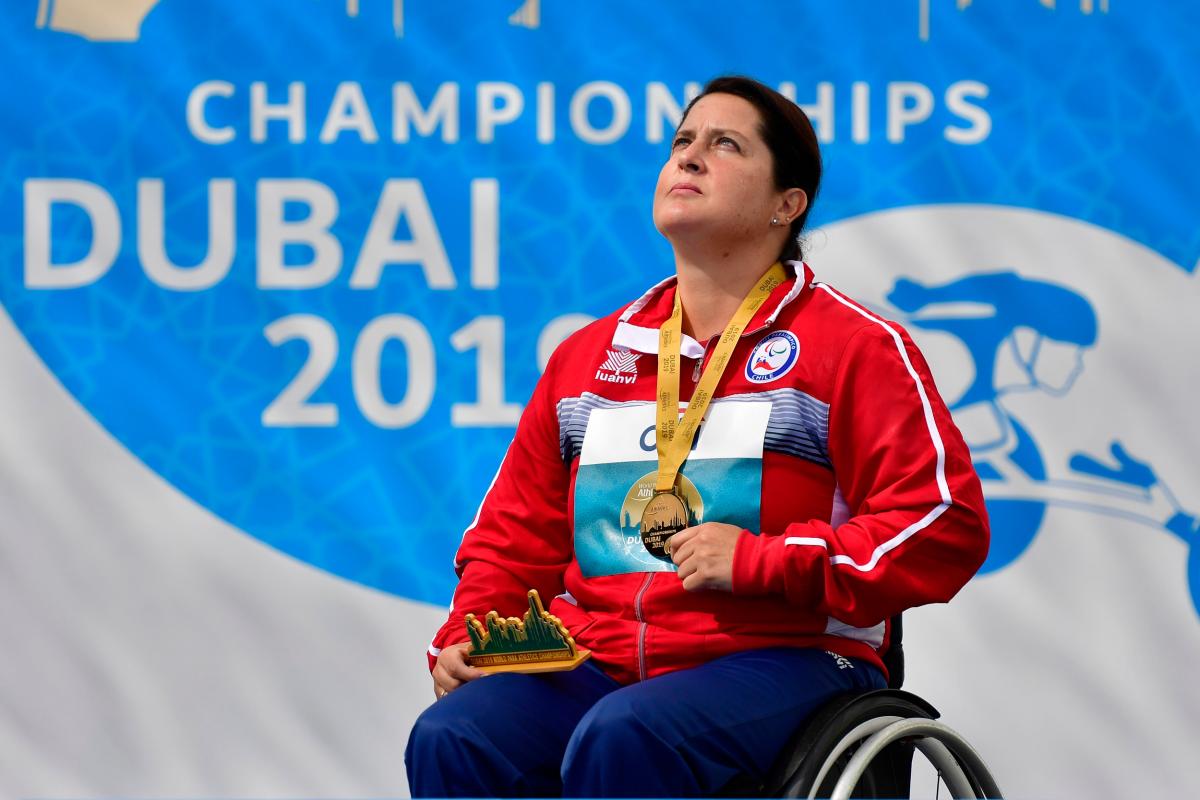 Francisca Mardones looks to the sky while holding her gold medal
