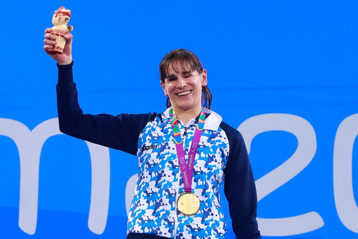 Nadia Báez sonríe en el podio con la medalla de oro colgada del cuello