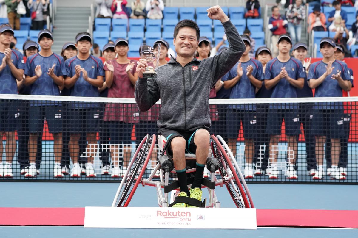 Shingo Kunieda lifts the 2019 Japan Open trophy