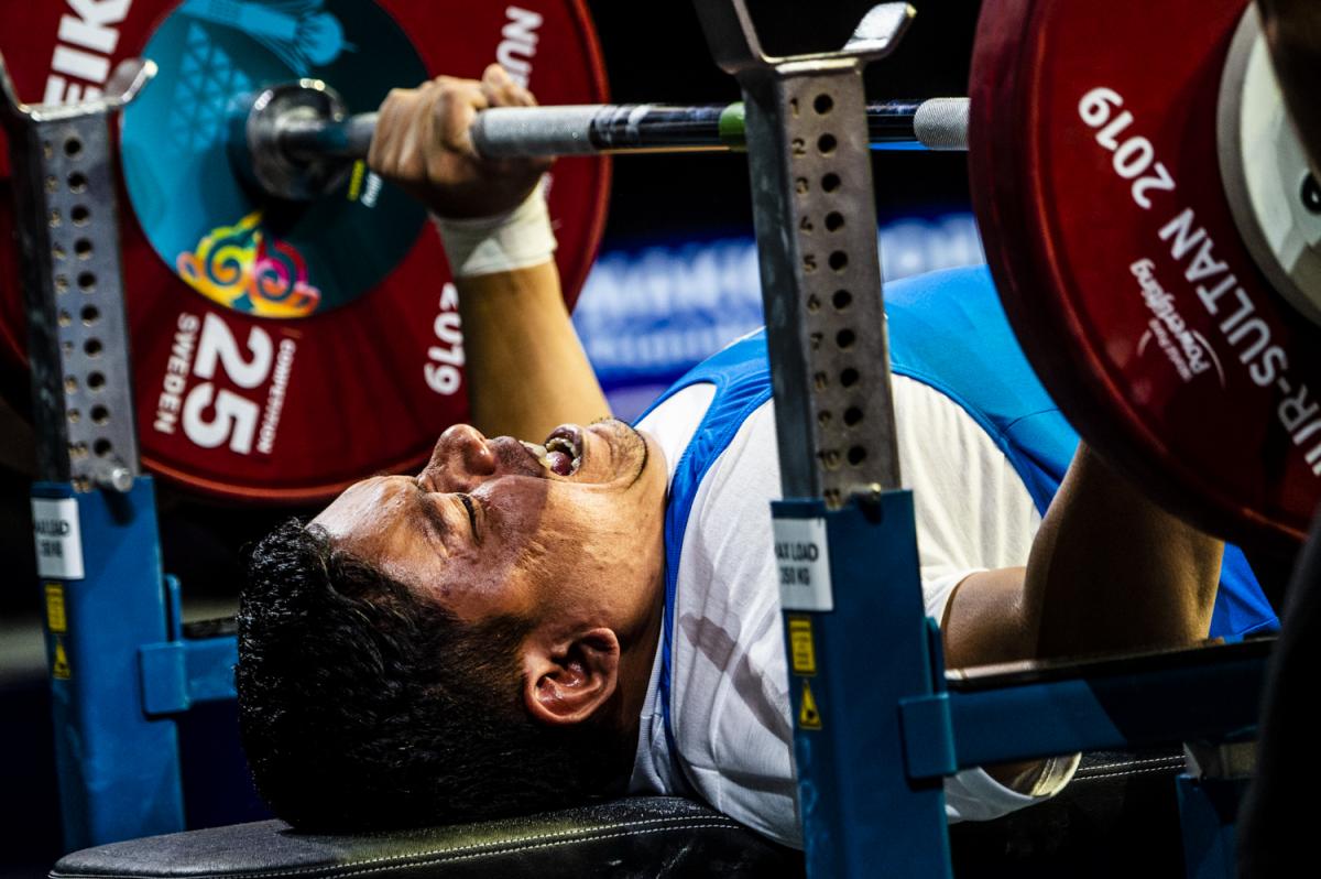 Powerlifter lifts the bar