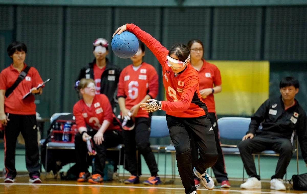 Japanese female goalballer about to throw the ball