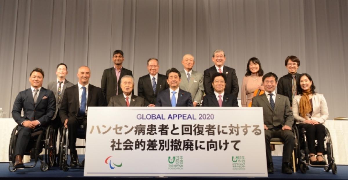 Group photo of Japanese people around a big banner