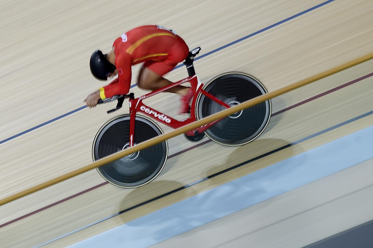 Chinese cyclist Guihua Liang