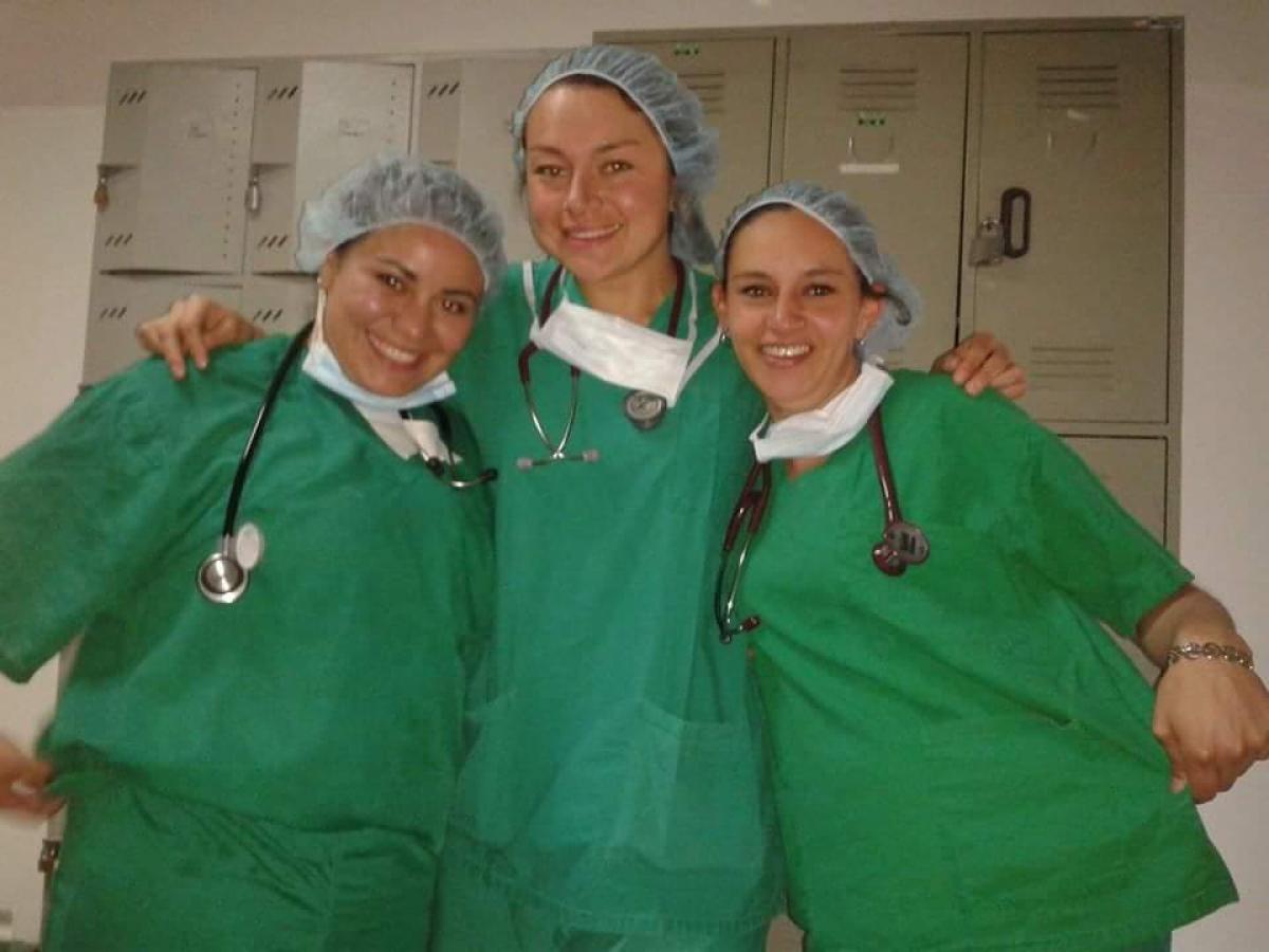 Paola Mosquera con dos colegas médicas