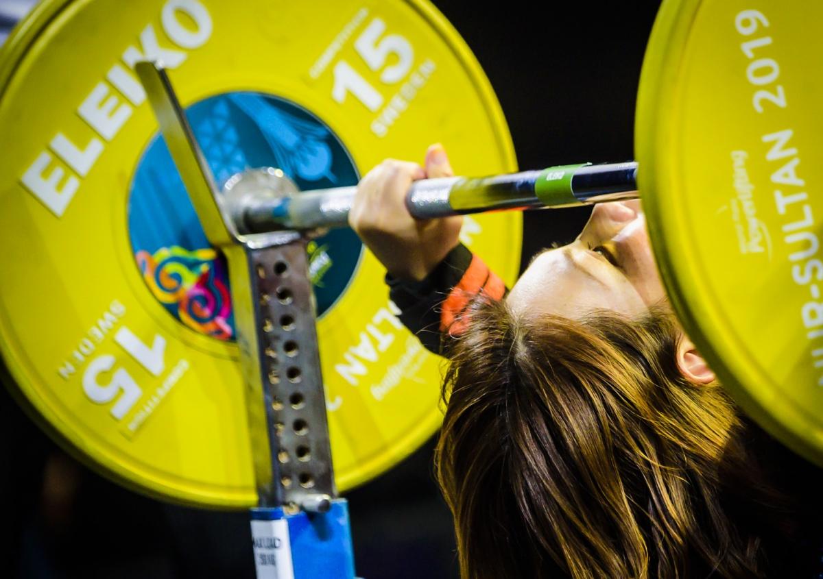 A female powerlifter preparing to lift the bar 