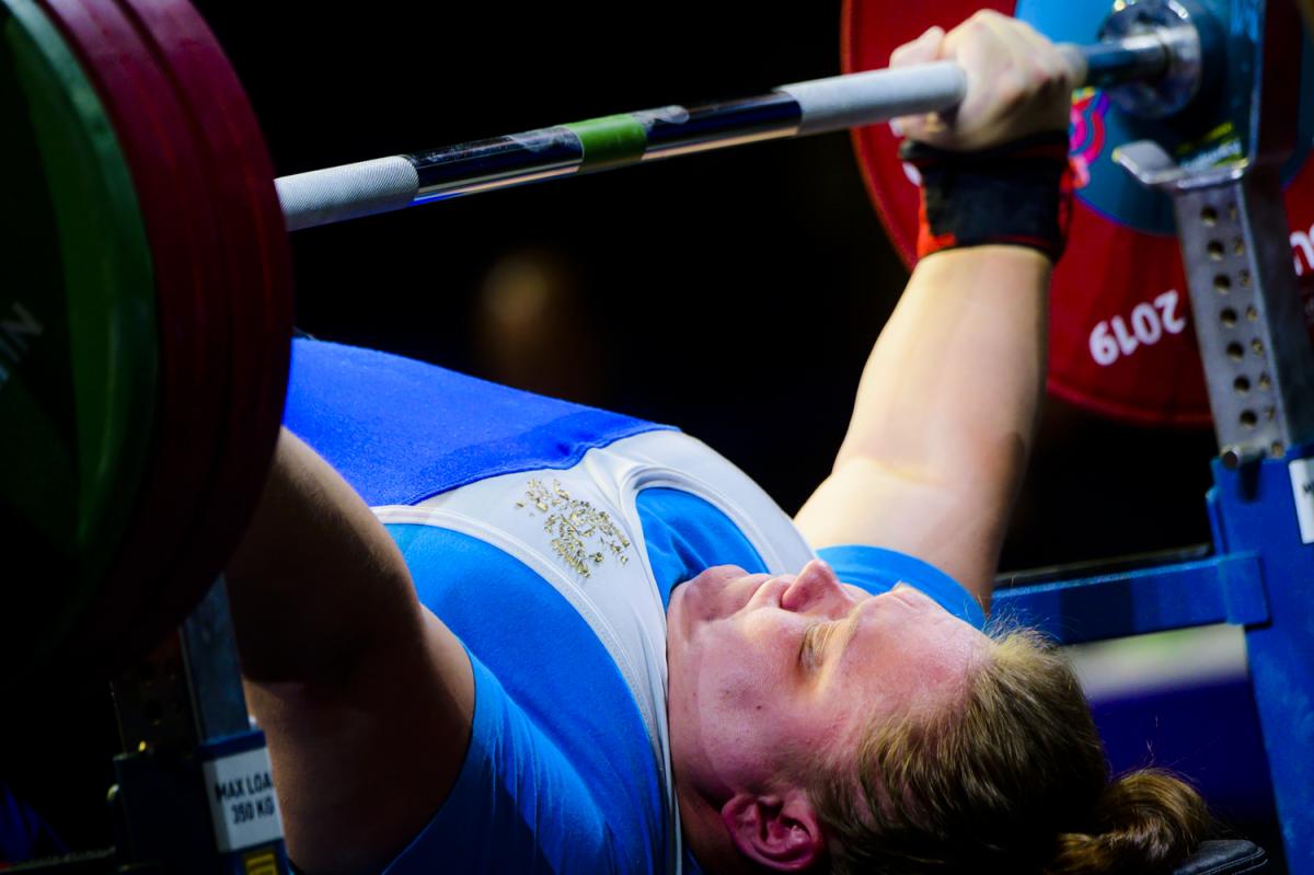 A female powerlifter preparing to lift the bar
