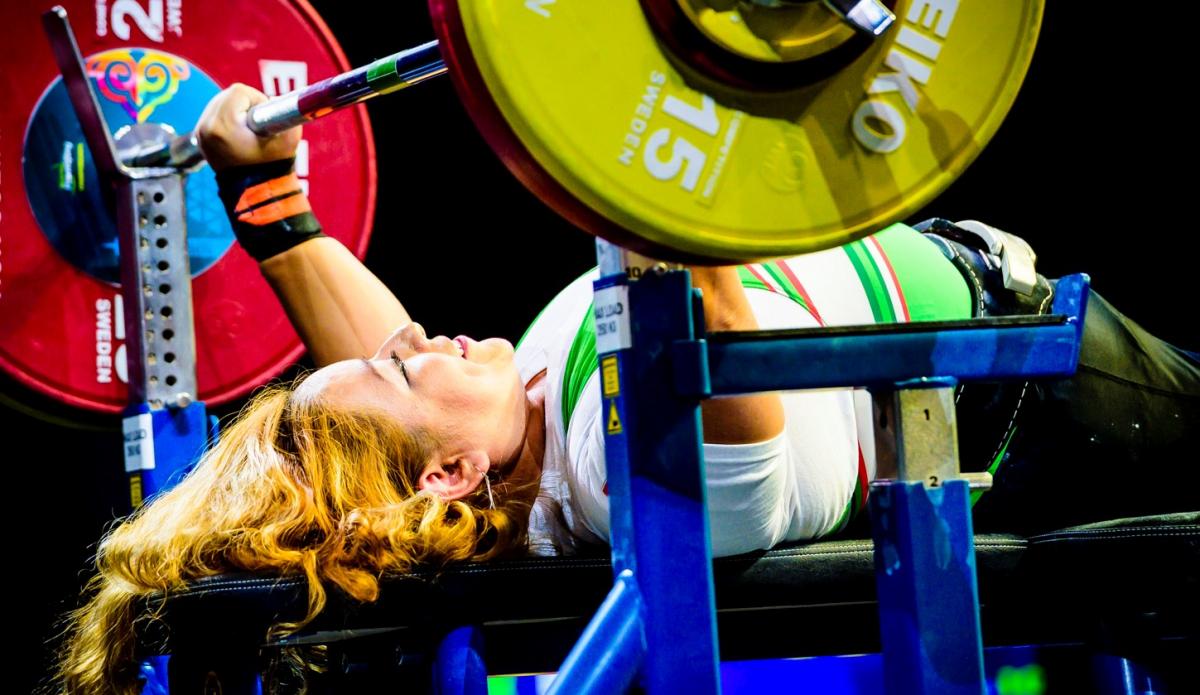 A female powerlifter preparing to lift the bar