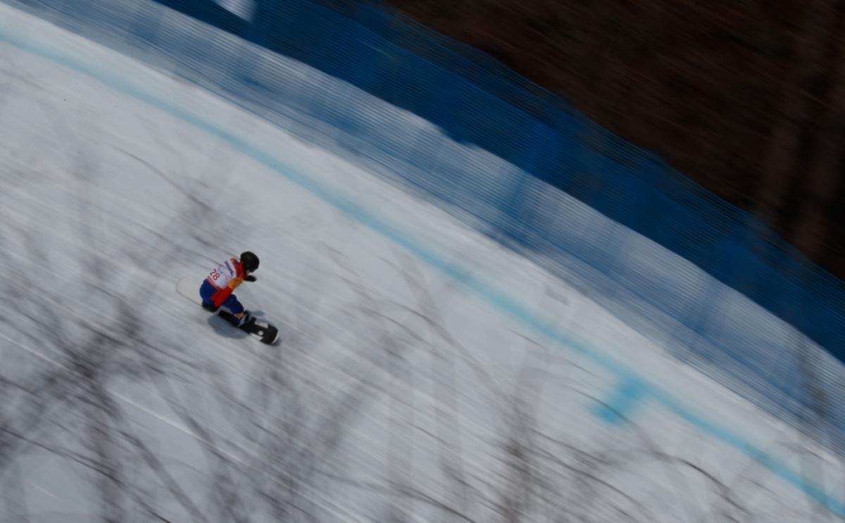 A snowboard competing in the slope