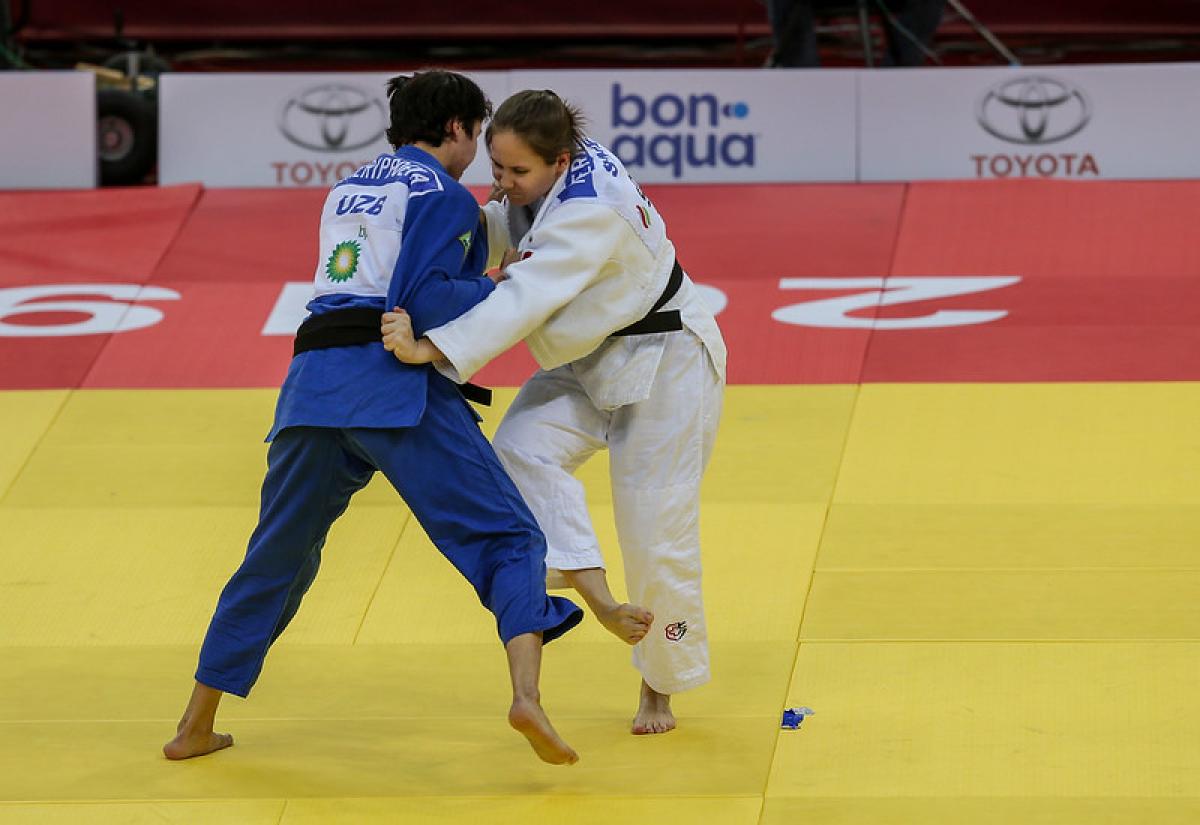 Two female judoka competing