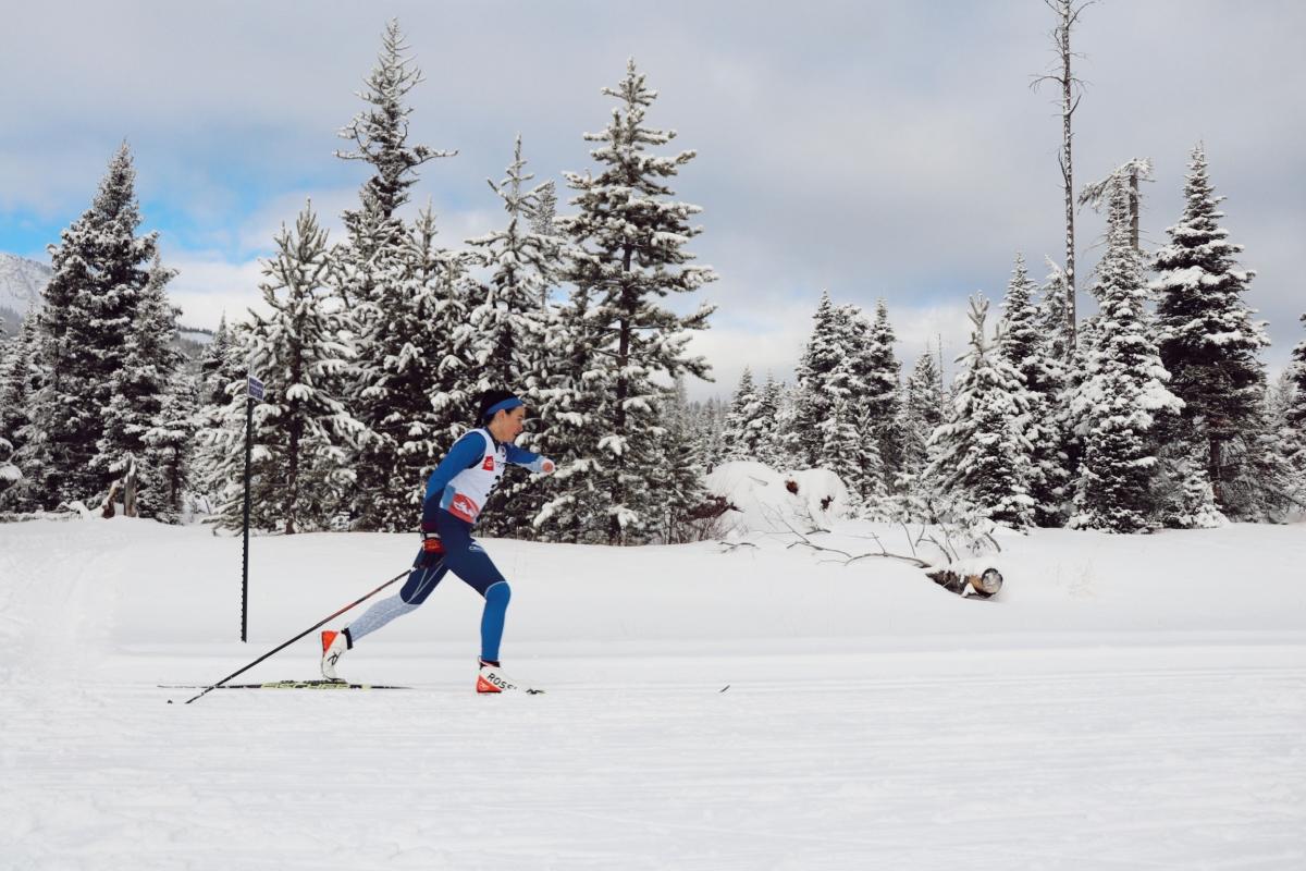 An armless woman competing in Para cross-country in a snowy course