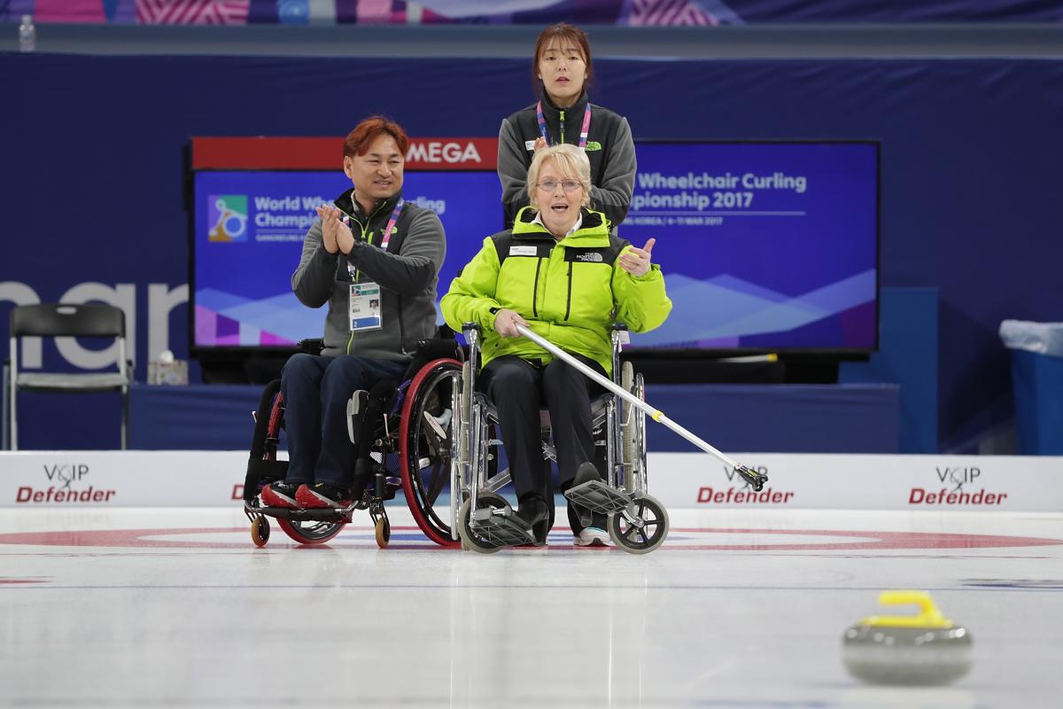 Woman tries wheelchair curling with help from athlete