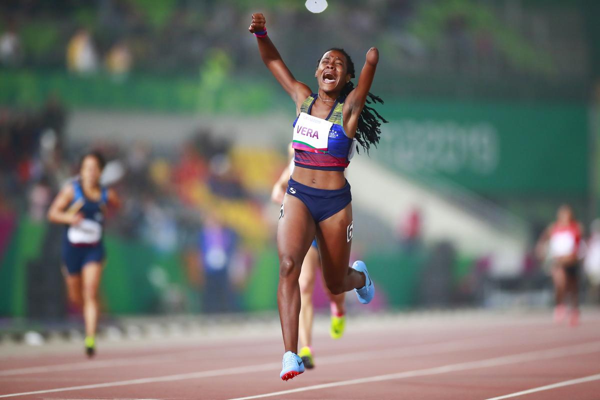 Lisbeli Vera celebrates after crossing the finish line