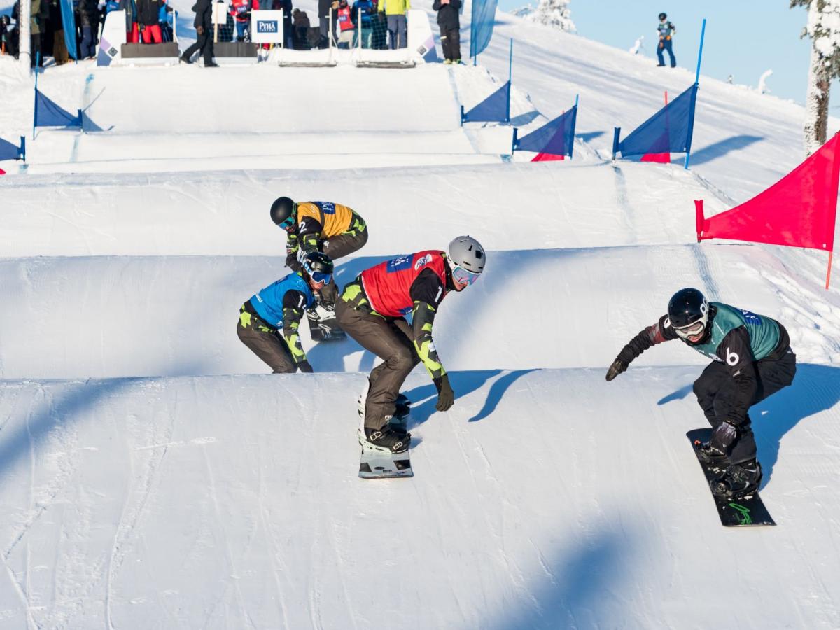 Four-way snowboard-cross event