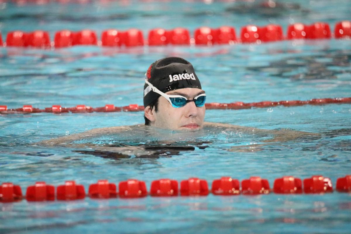 A man with a black cap and the Italian flag in a swimming pool