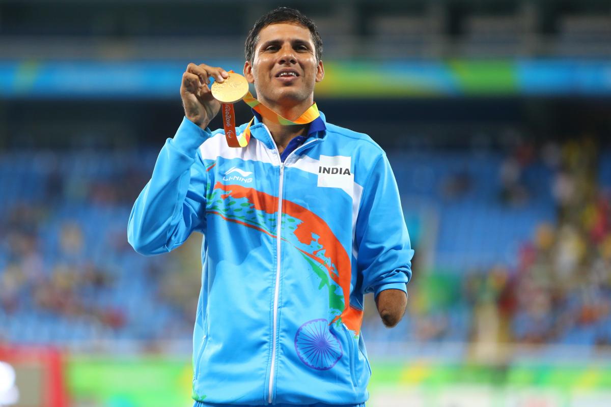 Devendra Jhajharia poses with gold medal