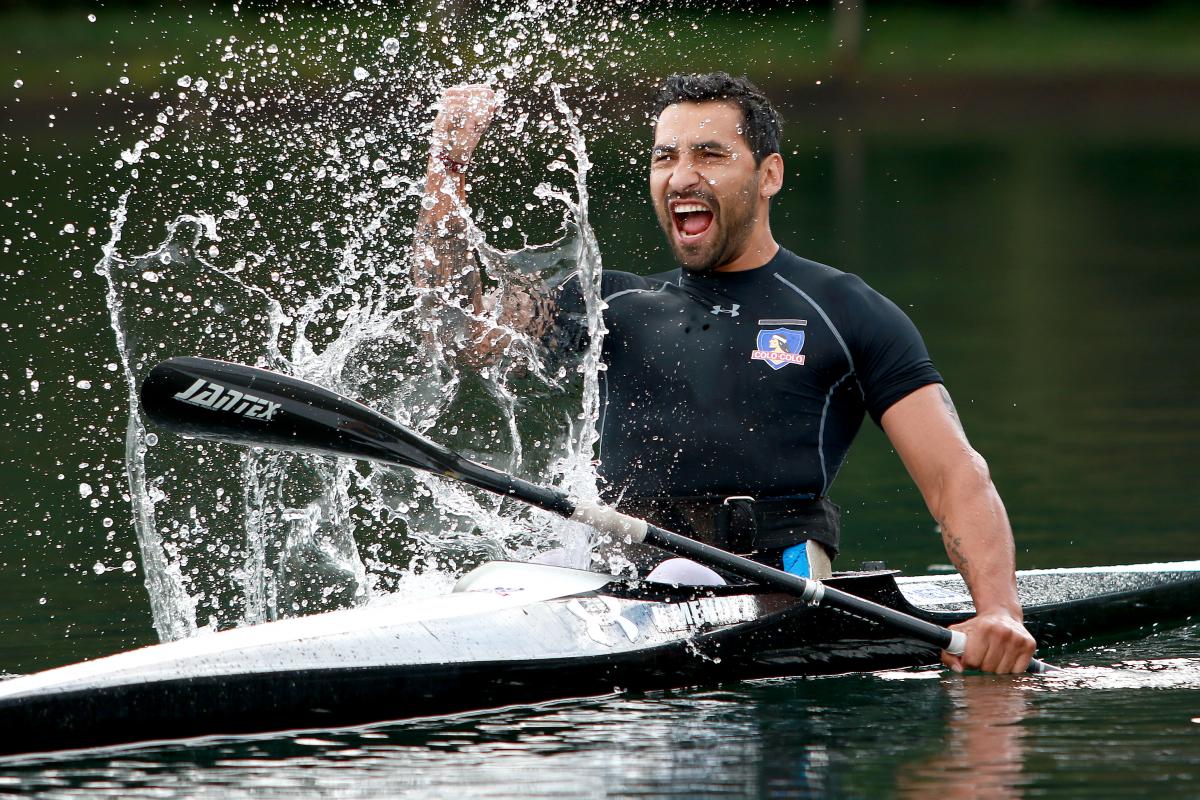 Robinson Méndez celebrates