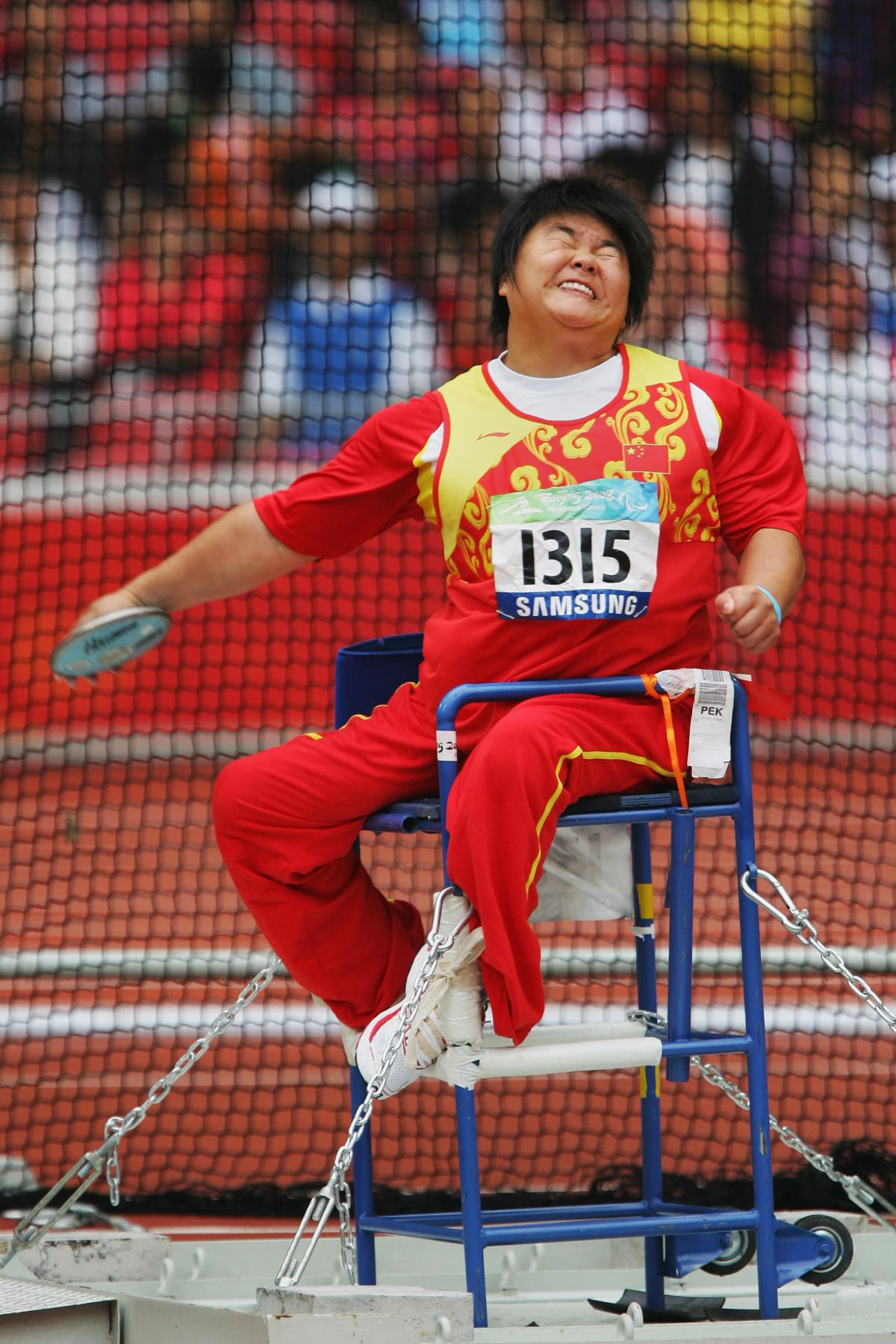 dong feixia in the discus throw