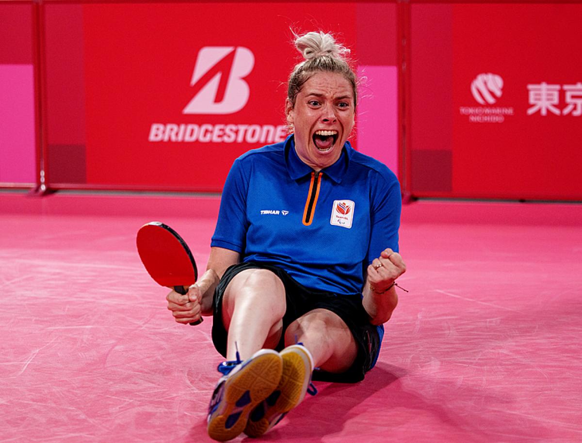 Kelly van Zon celebrates after winning the table tennis final at Tokyo 2020