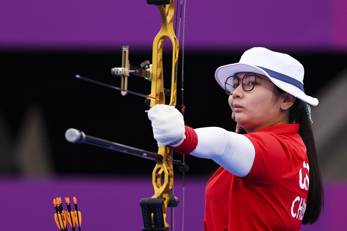 Chen Minyi shoots an arrow