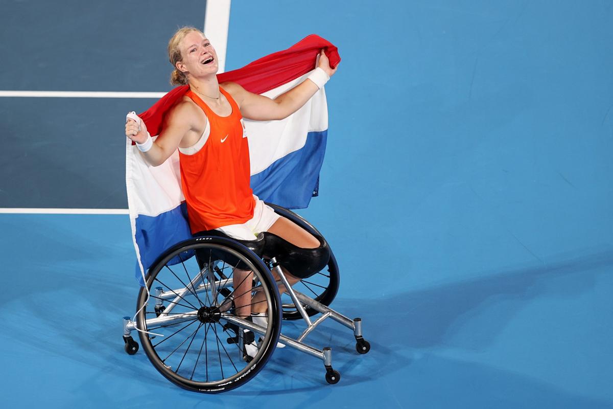 Diede de Groot celebrates with the Dutch flag