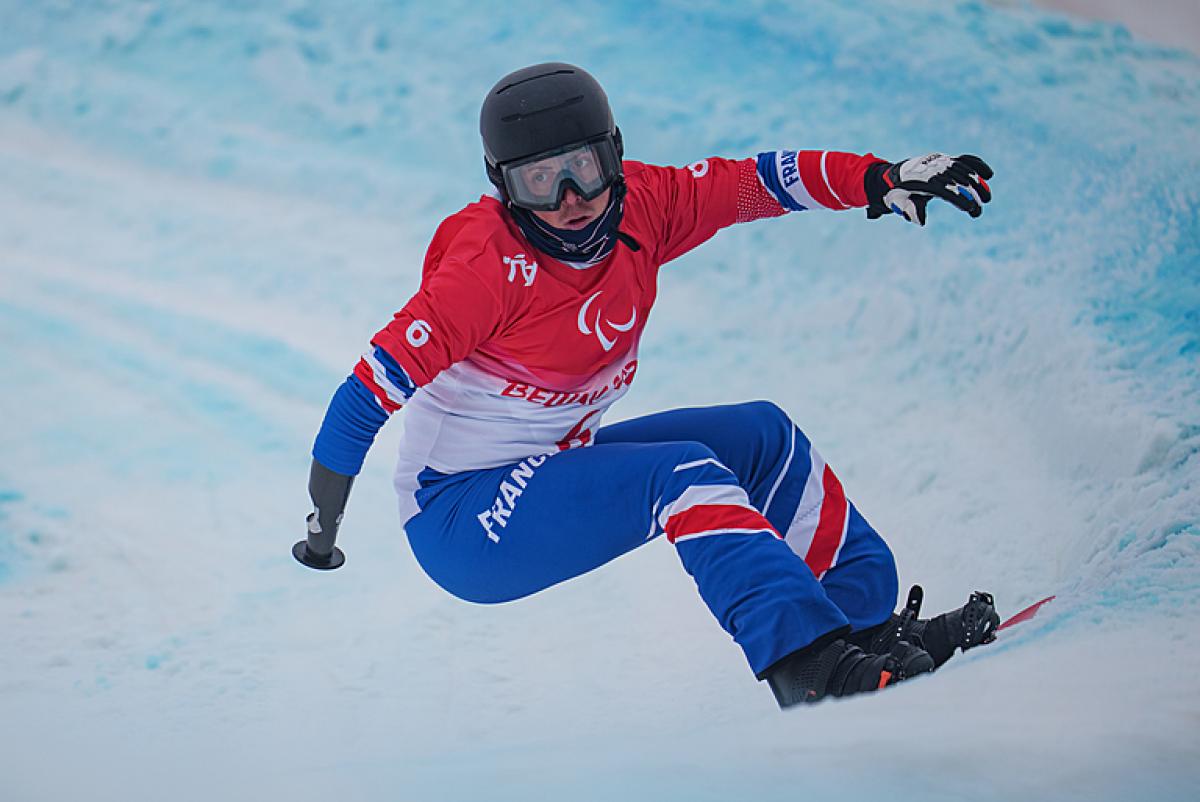 An one-armed snowboarder in a Para snowboard competition