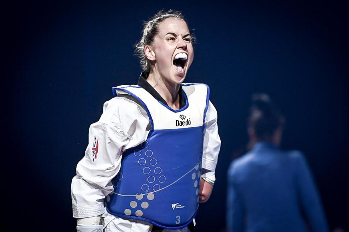 Beth Munro shouts in celebration after winning her bout at the Manchester 2022 European Championships.