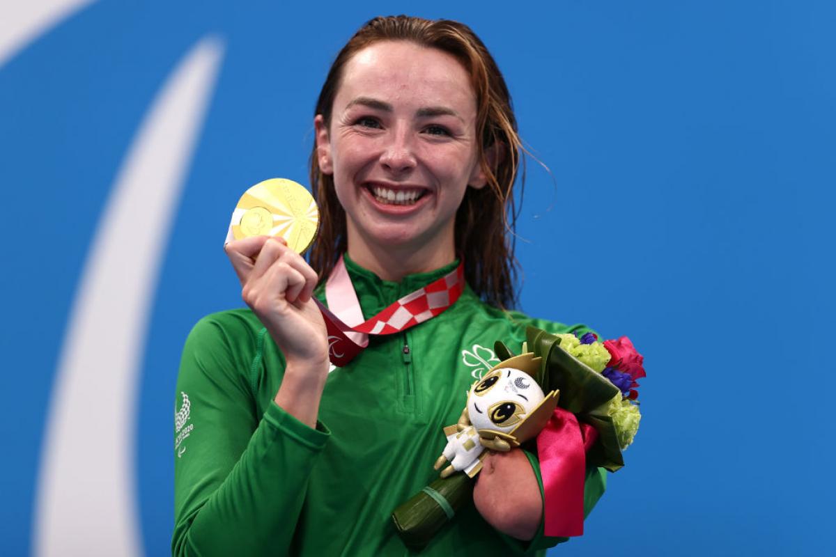 Image of a female Para swimmer in the podium after she grabbed gold