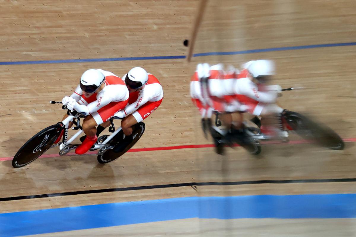 Marcin Polak and his pilot Michal Ladosz race on the track at Tokyo 2020.