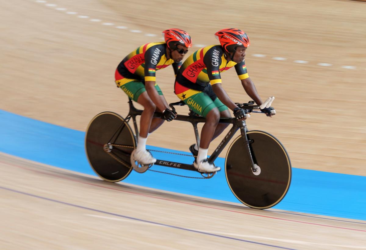 Ghana's Frederick Assor and pilot Rudolf Mensah take a breath as they race in the Izu Velodrome at Tokyo 2020.