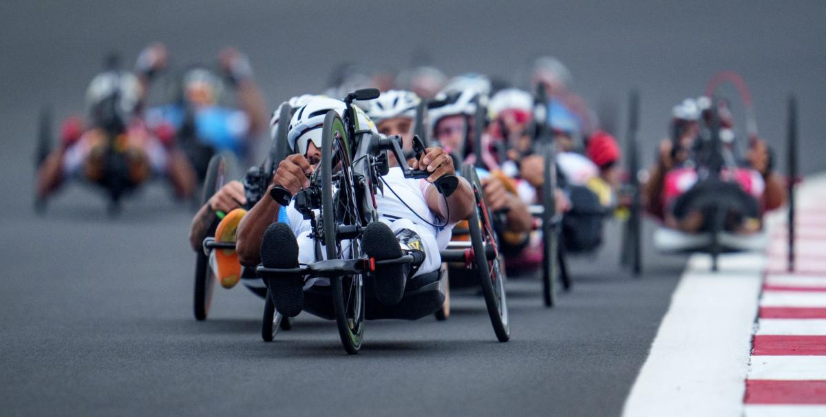 A pelaton of handcyclists race in the men's H4 road race at Tokyo 2020.