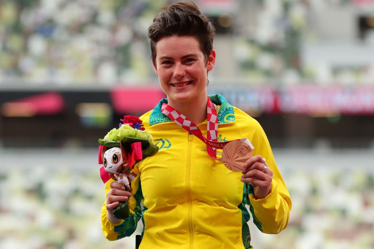 Robyn Lambird smiles as she holds up her bronze medal during a medal ceremony at Tokyo 2020.