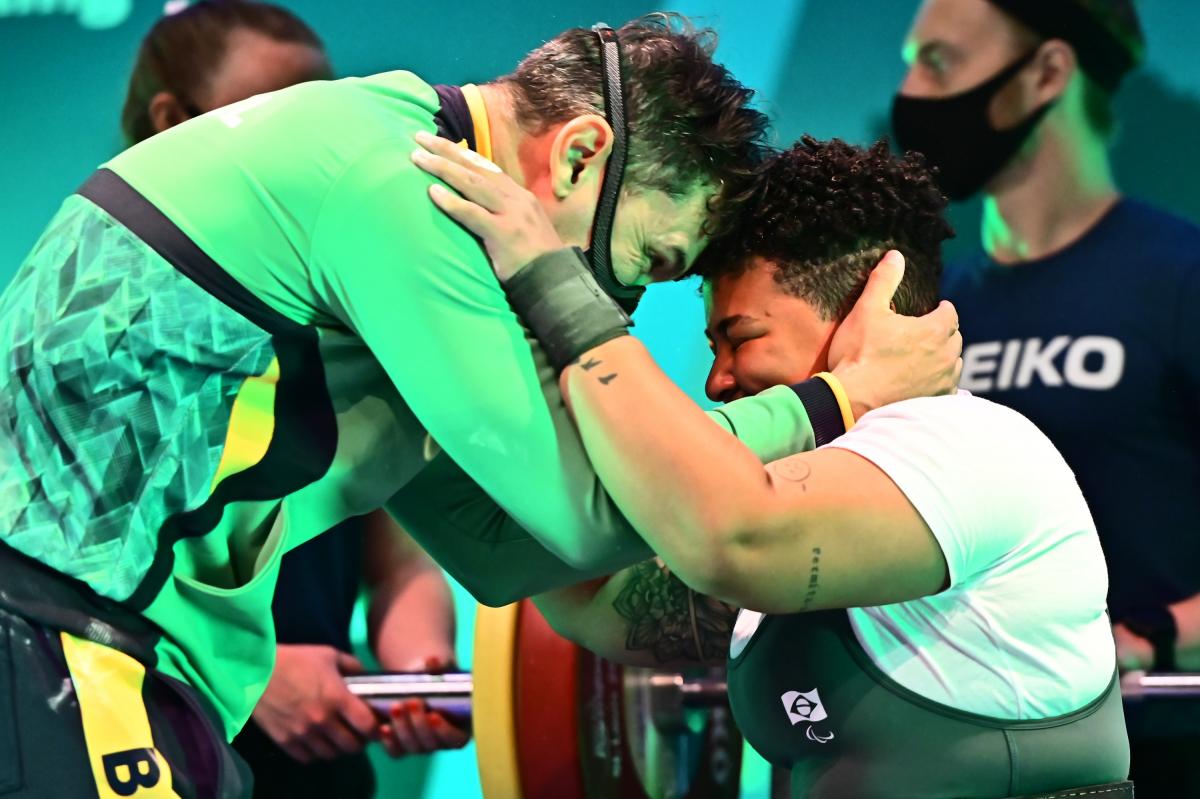 Brazil's Caroline Fernandes Alves celebrates her win at St. Louis 2022.
