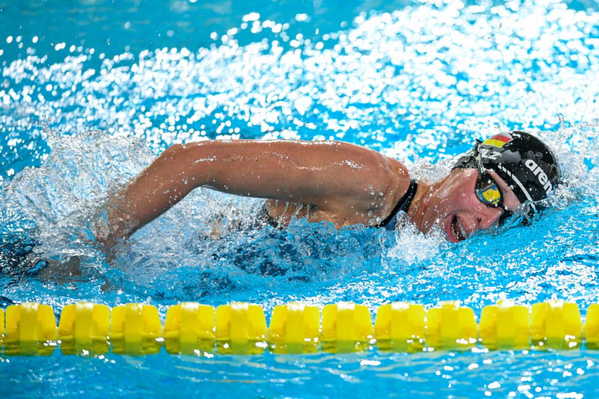 A female Para swimmer with a cap with the German flag