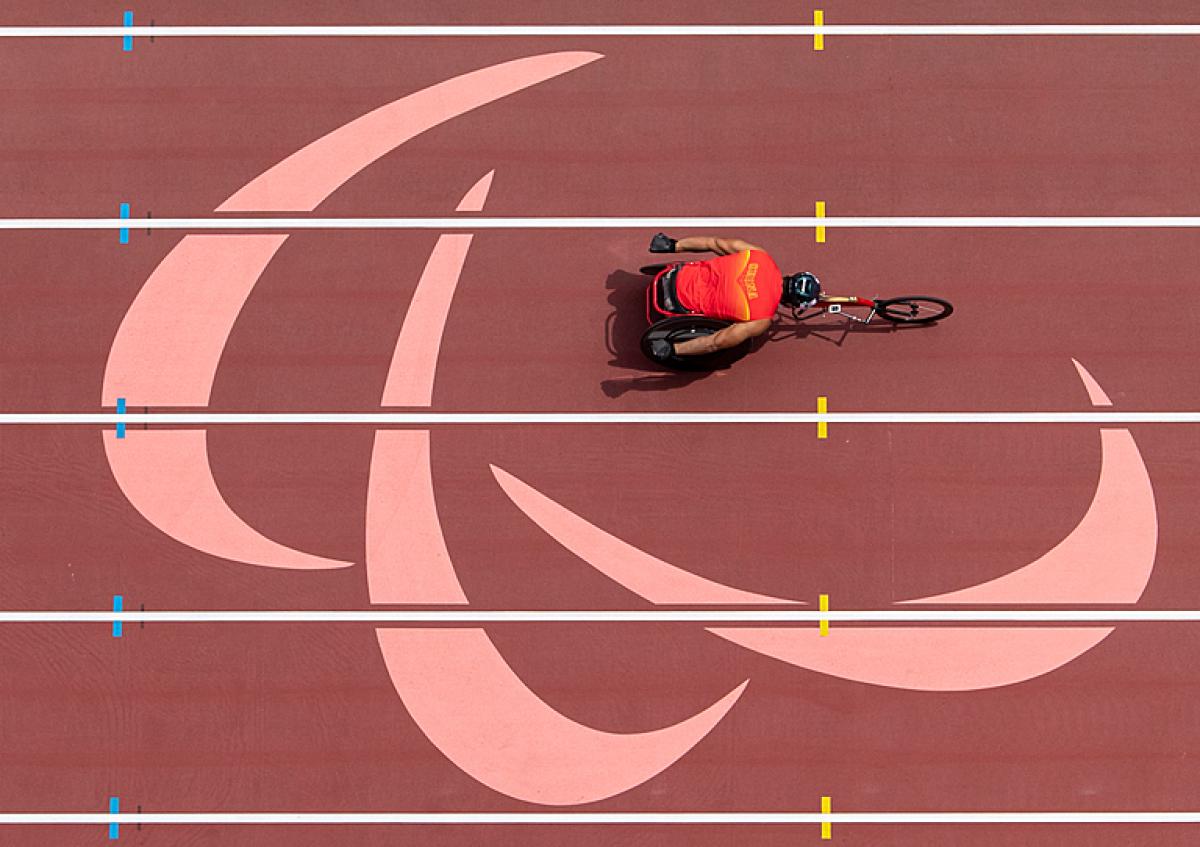 Overhead view of a male wheelchair racer in the Olympic Stadium at the Tokyo 2020 Paralympic Games