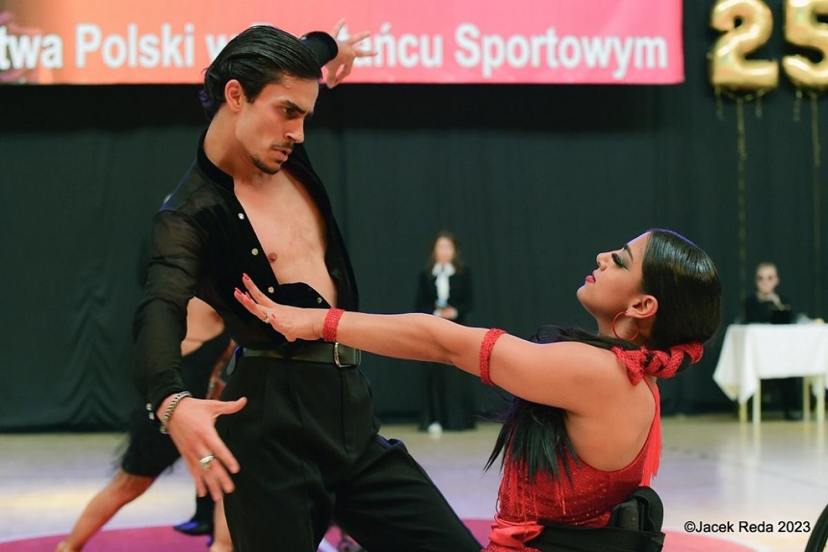 A male standing dancer and a female wheelchair dancer in a competition