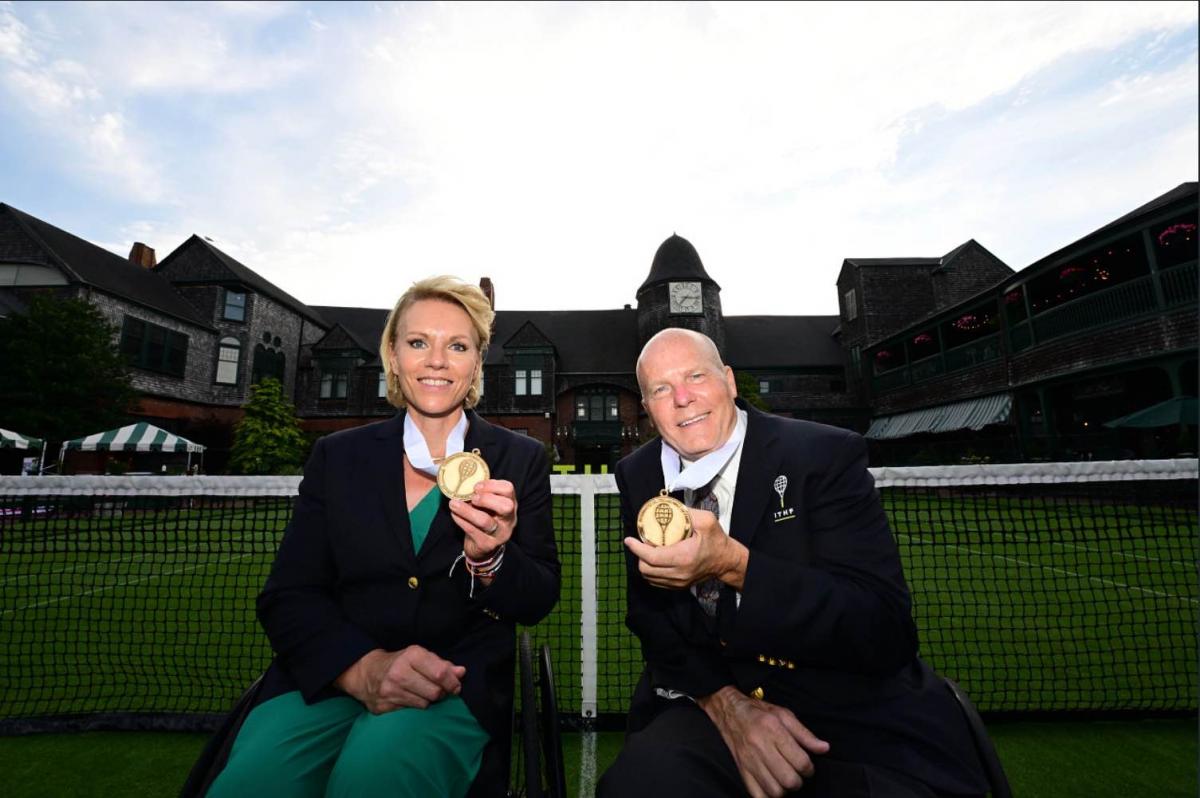 Esther Vergeer Rick Draney holding up their medals and smiling 