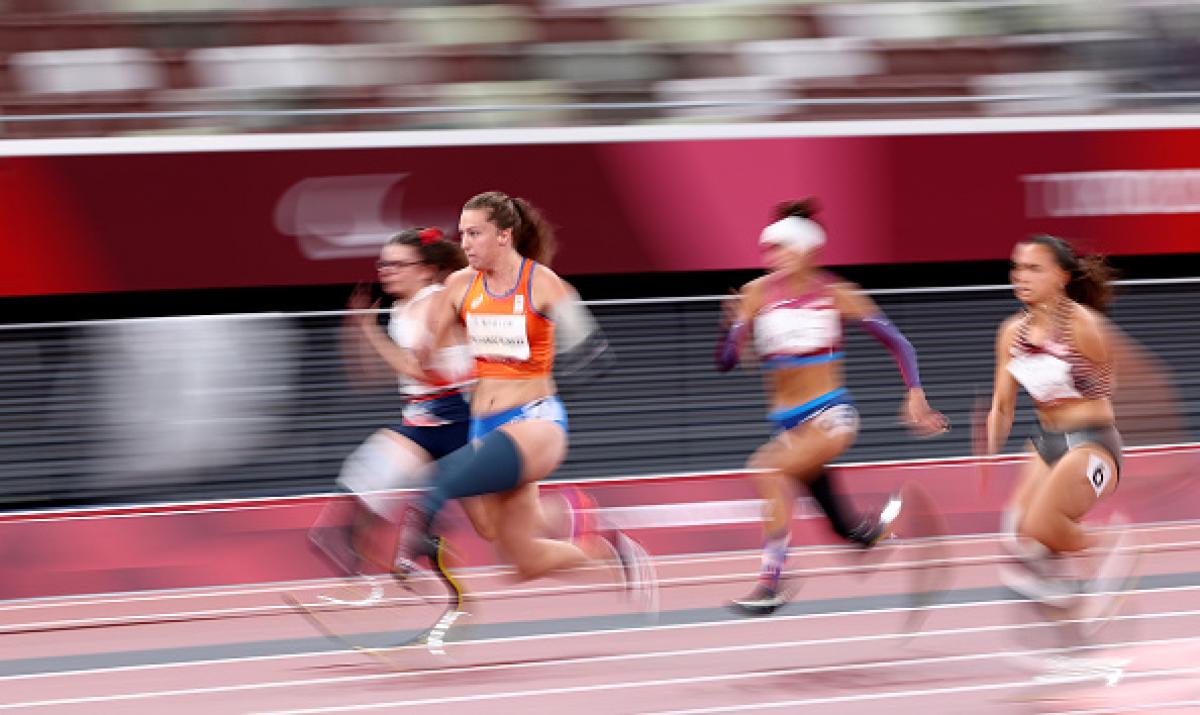 A group of female runners with prosthetic legs in a Para athletics events