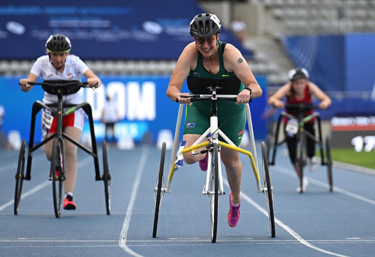A female frame runner ahead of two competitors