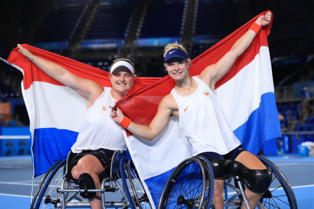 Diede de Groot Aniek van Koot holding up the Netherlands flag