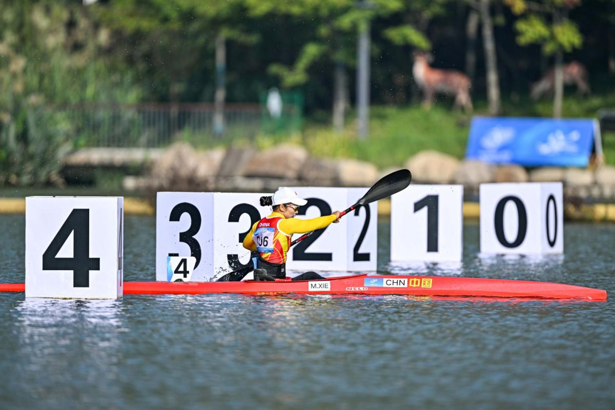 Xie Maosan won the gold medal in canoe KL1, the first one of the Asian Para Games.