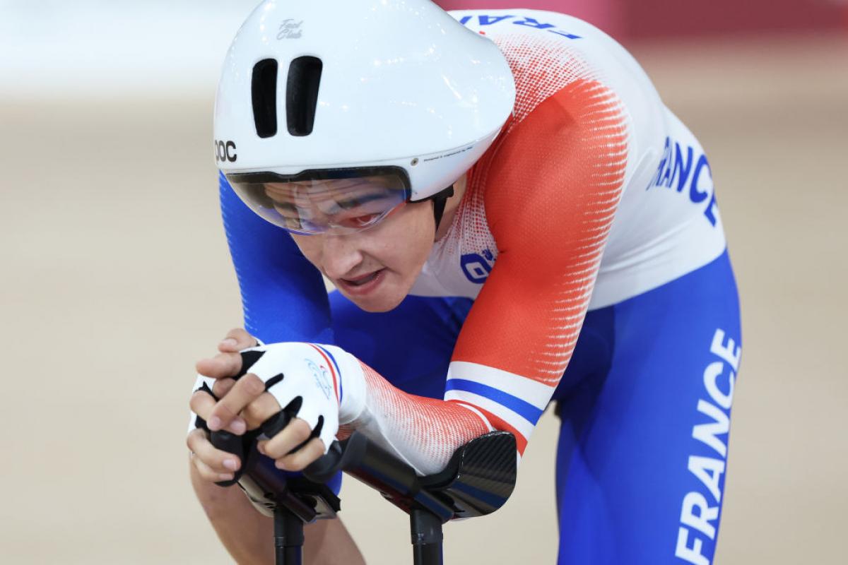 Para cyclist Alexandre Leaute riding his bike