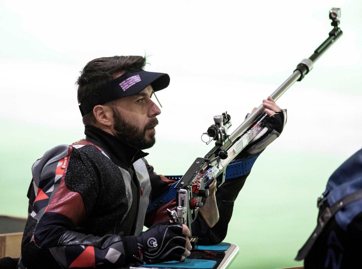 An athlete gesture after a round