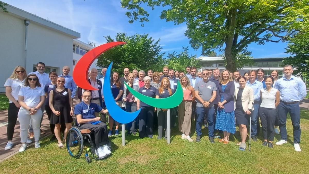 A group of around 50 people in a group picture in front of the IPC headquarters.