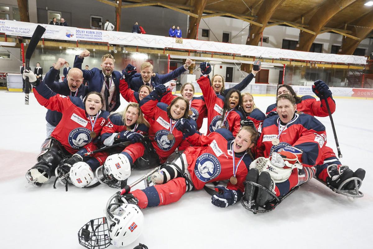 Norway's women's Para ice hockey national team celebrating the bronze medal at Dolny Kubin 2025
