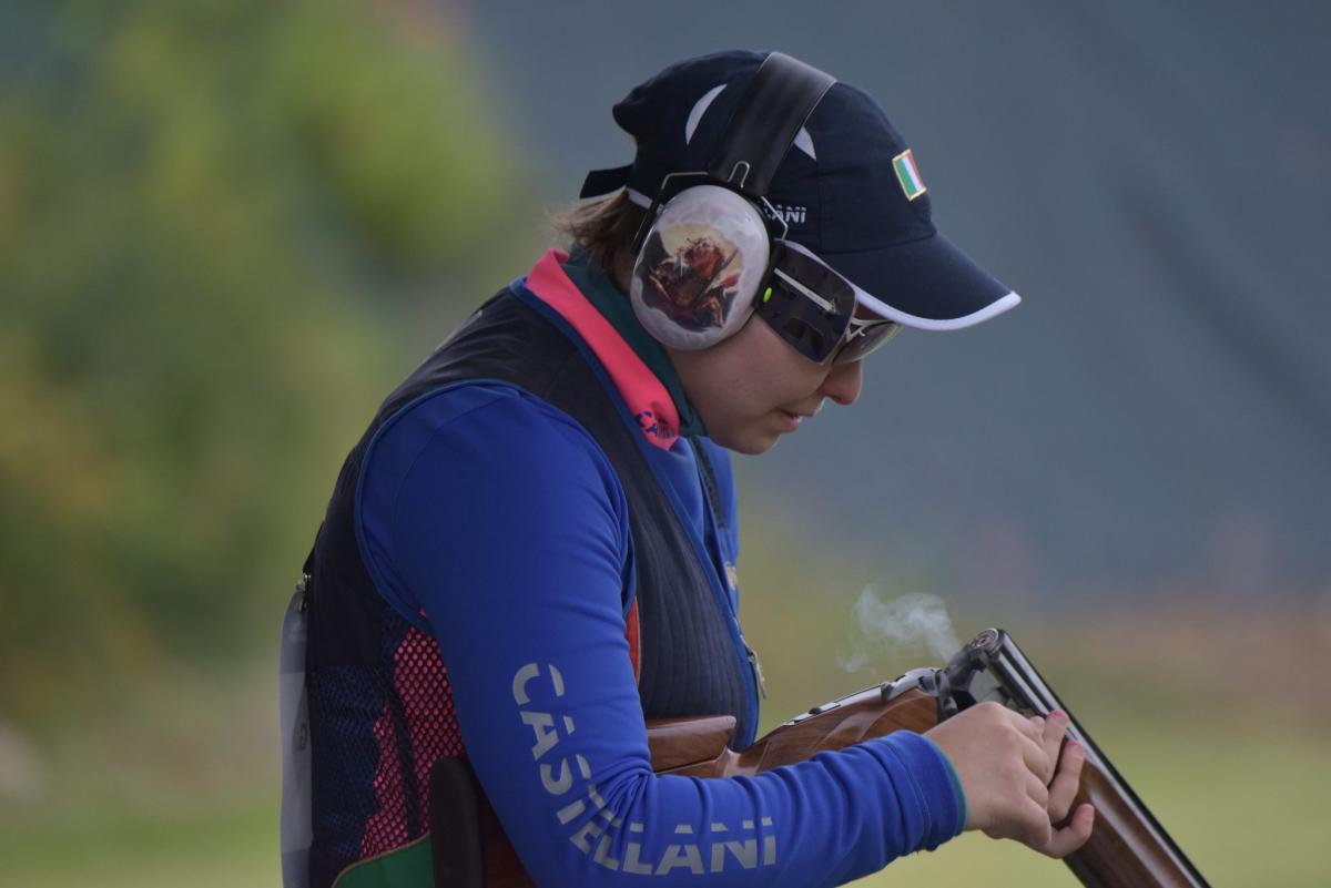 A Para trap shooter on field